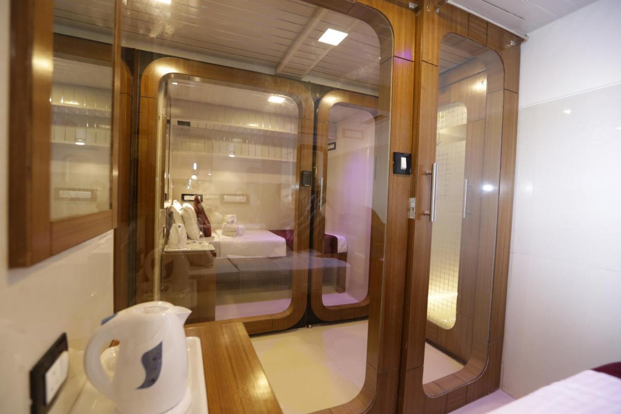 Qubestay Airport Capsule Hotel & Hostel Mumbai Exterior photo